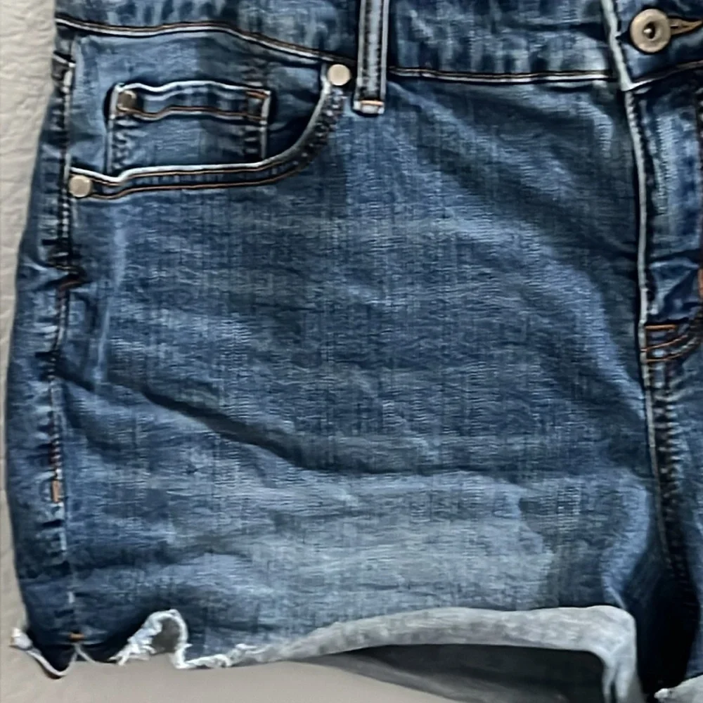 Torrid Super Soft Mid-Rise Denim Jeans Short Size 22 - Picture 3 of 6